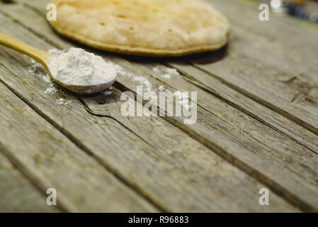 Calzone di pizza sul vecchio tavolo in legno Foto Stock