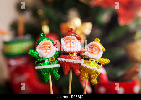 Littke Santa giocattoli su bastoni da albero di Natale a casa. Anno nuovo concetto. Vacanze invernali Foto Stock
