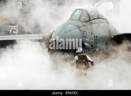 Vapore dalla catapulta buste a Navy F-14 Tomcat come un equipaggio di volo lo prepara per il lancio dalla portaerei USS Harry Truman (CVN 75) mentre è in corso nel Golfo Persico. DoD foto dal fotografo di Mate Airman Ryan O'Connor, U.S. Navy Foto Stock