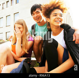 Gruppo carino ragazzini presso il palazzo dell'università Foto Stock