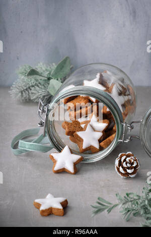 Sfondo di Natale con Stella gustosi biscotti allo zenzero in un vasetto di vetro con decorazioni di inverno, copy-spazio Foto Stock