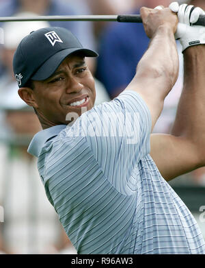 Tiger Woods tee off sul decimo foro durante il primo round del World Golf Championships - CA Championship al Doral Country Club di Doral, Florida il 20 marzo 2008. Foto Stock