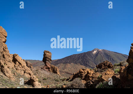 I campi di lava di Las Canadas caldera del vulcano Teide e formazioni rocciose - Roques de Garcia. Tenerife. Isole Canarie. Spagna. Foto Stock