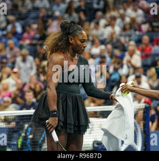 New York, NY - 8 Settembre 2018: Serena Williams DI STATI UNITI D'AMERICA reagisce durante le donne single finale del US Open 2018 contro Naomi Osaka del Giappone a USTA Billie Jean King National Tennis Center Foto Stock