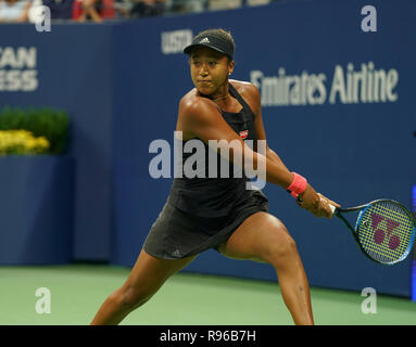 New York, NY - 8 Settembre 2018: Naomi Osaka in Giappone restituisce la sfera durante la donna finale unica di US Open 2018 contro Serena Williams di Stati Uniti al USTA Billie Jean King National Tennis Center Foto Stock