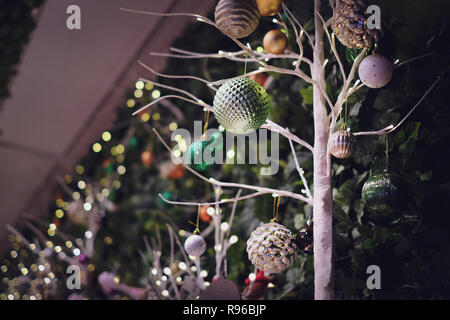 Decorazione di natale sul tema natura da basso angolo di visione Foto Stock