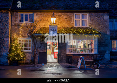 Lacock forno del paese di notte con un albero di natale e decorazioni. Lacock, Cotswolds, Wiltshire, Inghilterra Foto Stock