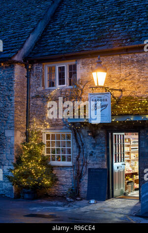 Lacock forno del paese di notte con un albero di natale e decorazioni. Lacock, Cotswolds, Wiltshire, Inghilterra Foto Stock