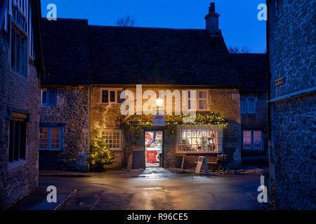 Lacock forno del paese di notte con un albero di natale e decorazioni. Lacock, Cotswolds, Wiltshire, Inghilterra Foto Stock