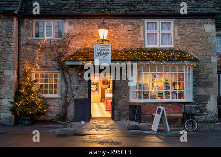 Lacock forno del paese di notte con un albero di natale e decorazioni. Lacock, Cotswolds, Wiltshire, Inghilterra Foto Stock