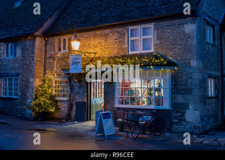 Lacock forno del paese di notte con un albero di natale e decorazioni. Lacock, Cotswolds, Wiltshire, Inghilterra Foto Stock