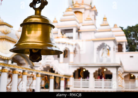 Anello campane nel tempio. Metallo dorato bell isolato. Grande ottone campana buddista di Tempio giapponese. Campanello squilla nel tempio è convinzione di buon auspicio. Bangkok, Th Foto Stock