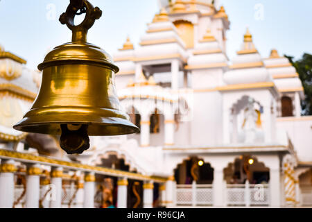 Anello campane nel tempio. Metallo dorato bell isolato. Grande ottone campana buddista di Tempio giapponese. Campanello squilla nel tempio è convinzione di buon auspicio. Bangkok, Th Foto Stock