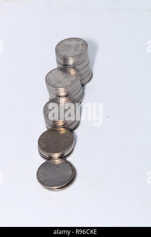 Mazzo 2 due rupia indiana di monete metalliche in valuta isolato su sfondo bianco. Finanziario, economia, la crescita degli investimenti concetto. Banche e Valuta ob Foto Stock