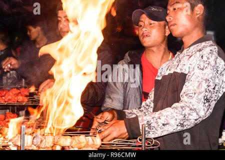 Assam, India Maggio 6: un uomo preparare shish kebab sul grill barbecue a carbone. Arrosto di manzo sulla griglia per il barbecue. (Marinato spiedini originariamente costituito da agnello) Foto Stock
