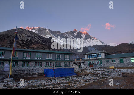 Tramonto sul Lhotse, visto da Chukhung, Everest regione, Nepal Foto Stock