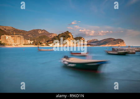 Una lunga esposizione immagine di barche a Petrovac Bay in primavera, Montenegro Foto Stock