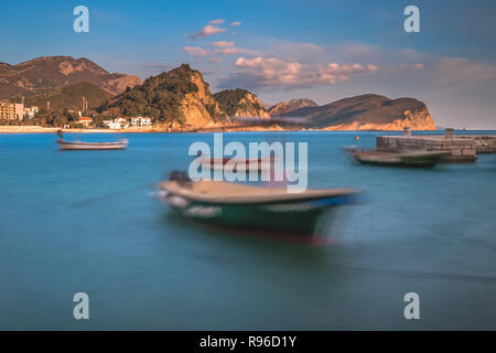 Una lunga esposizione immagine di barche a Petrovac Bay in primavera, Montenegro Foto Stock