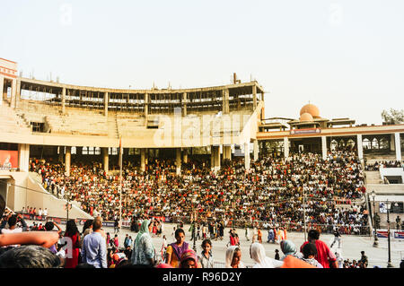 WAGHA BORDER, AMRITSAR PUNJAB, INDIA - Giugno, 2017. Persone che guardano la discesa delle bandiere cerimonia. La sua una quotidiana pratica militare delle forze di sicurezza di I Foto Stock