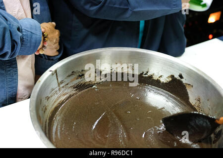 La miscelazione di ingredienti per la produzione di caffè macinato scrub corpo crema. in casa bellezza dermocosmesi prodotto cosmetico Foto Stock