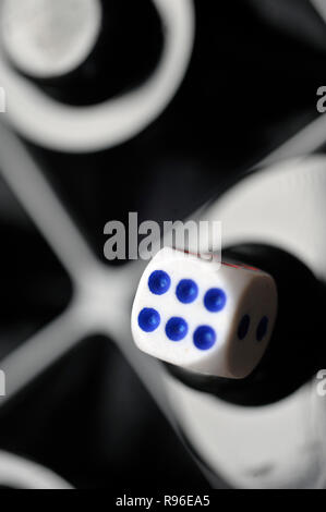 Abstract blue spotted dice che mostra sei Foto Stock