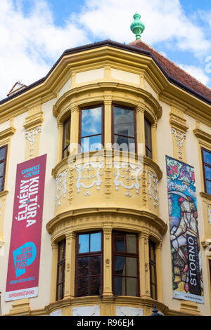 Angolo oriel del "torno casa' edificio barocco nella piazza principale di Sopron, Ungheria. Esso è ora un museo. Foto Stock