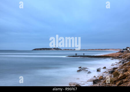 Faro di Trafalgar al tramonto con il fishermans in Cadiz Foto Stock