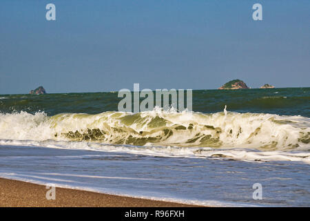 Questo paesaggio unico la foto mostra il mare Tailandese in una giornata di sole ma con un mare ondeggiante sulla spiaggia. La foto è stata scattata in Hua Hin in Thailandia Foto Stock