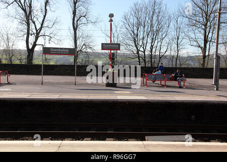 Piattaforme a stazione Oxenholme nel distretto del lago, Cumbria, nell Inghilterra del nord Foto Stock