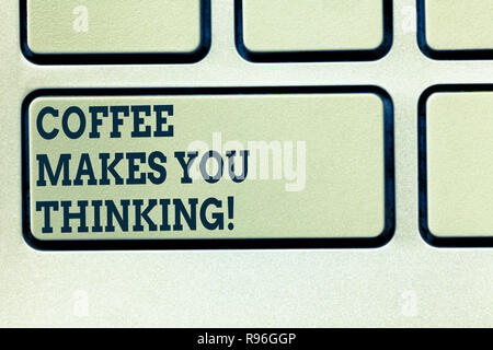 La grafia la scrittura di testo il caffè ti fa pensare. Concetto significato una bevanda calda fa sempre ispirato tasto tastiera intenzione di creare computer Foto Stock