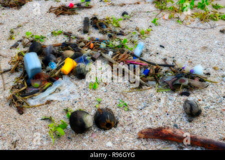 Questo sconvolgente foto mostra la plastica totalmente disseminato spiaggia di Hua Hin in Thailandia. Queste sono le spiagge originaria della Tailandia terra di garbage Foto Stock