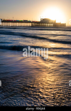 Bellissima alba immagine orizzontale di Worthing pier in West Sussex durante il periodo invernale Foto Stock