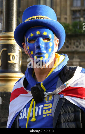 Regno Unito. Xix Dec, 2018. Un anti-Brexit dimostrante è visto indossare un colore dell'UE la maschera per il viso che protestavano davanti al Palazzo del Parlamento con 100 giorno per Brexit. Il Regno Unito ha formalmente lasciare l'Unione europea del 29 marzo 2019 e il governo del Regno Unito ha accantonato Â£2 miliardi di euro per un ''No Deal'' Brexit. Credito: Dinendra Haria/SOPA Immagini/ZUMA filo/Alamy Live News Foto Stock