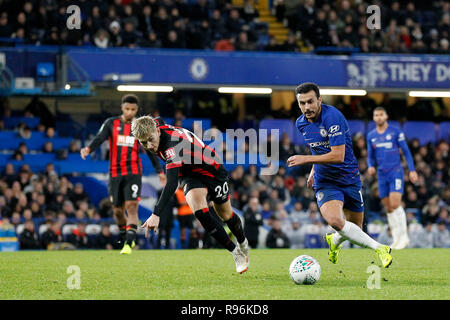 Londra, Regno Unito. Xix Dec, 2018. Pedro del Chelsea prende su David Brooks di AFC Bournemouth durante l EFL Carabao Cup Quarti di Finale match tra Chelsea e Bournemouth a Stamford Bridge, Londra, Inghilterra il 19 dicembre 2018. Foto di Carlton Myrie. Solo uso editoriale, è richiesta una licenza per uso commerciale. Nessun uso in scommesse, giochi o un singolo giocatore/club/league pubblicazioni. Credit: UK Sports Pics Ltd/Alamy Live News Foto Stock