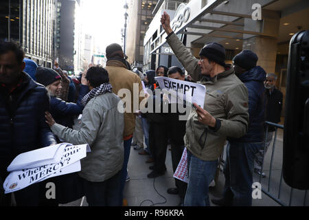 New York, NY 12/19/2018: Giallo e verde della cabina Rally tenutasi oggi di fronte al Gov. Cuomo's Midtown office. Circa 60 persone dove raccolti. Parlare fuori contro lo stato del nuovo supplemento per viaggi in Manhattan. La misura, parte di un più ampio di attribuzione di prezzi per la congestione di proposta, permetterà di aggiungere sovrapprezzi per qualsiasi yellow cab, e-grandine o altro per-noleggio veicolo viaggi che avvia, passano attraverso o alla fine di un designato "congestion zone" sotto la 96esima strada a Manhattan inizio 1 gennaio. Credito: SCOOTERCASTER/Alamy Live News Foto Stock