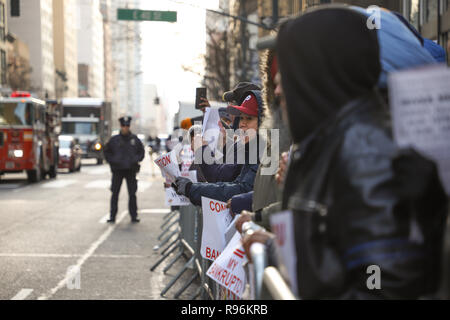 New York, NY 12/19/2018: Giallo e verde della cabina Rally tenutasi oggi di fronte al Gov. Cuomo's Midtown office. Circa 60 persone dove raccolti. Parlare fuori contro lo stato del nuovo supplemento per viaggi in Manhattan. La misura, parte di un più ampio di attribuzione di prezzi per la congestione di proposta, permetterà di aggiungere sovrapprezzi per qualsiasi yellow cab, e-grandine o altro per-noleggio veicolo viaggi che avvia, passano attraverso o alla fine di un designato "congestion zone" sotto la 96esima strada a Manhattan inizio 1 gennaio. Credito: SCOOTERCASTER/Alamy Live News Foto Stock