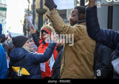 New York, NY 12/19/2018: Giallo e verde della cabina Rally tenutasi oggi di fronte al Gov. Cuomo's Midtown office. Circa 60 persone dove raccolti. Parlare fuori contro lo stato del nuovo supplemento per viaggi in Manhattan. La misura, parte di un più ampio di attribuzione di prezzi per la congestione di proposta, permetterà di aggiungere sovrapprezzi per qualsiasi yellow cab, e-grandine o altro per-noleggio veicolo viaggi che avvia, passano attraverso o alla fine di un designato "congestion zone" sotto la 96esima strada a Manhattan inizio 1 gennaio. Credito: SCOOTERCASTER/Alamy Live News Foto Stock