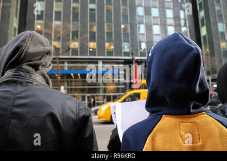 New York, NY 12/19/2018: Giallo e verde della cabina Rally tenutasi oggi di fronte al Gov. Cuomo's Midtown office. Circa 60 persone dove raccolti. Parlare fuori contro lo stato del nuovo supplemento per viaggi in Manhattan. La misura, parte di un più ampio di attribuzione di prezzi per la congestione di proposta, permetterà di aggiungere sovrapprezzi per qualsiasi yellow cab, e-grandine o altro per-noleggio veicolo viaggi che avvia, passano attraverso o alla fine di un designato "congestion zone" sotto la 96esima strada a Manhattan inizio 1 gennaio. Credito: SCOOTERCASTER/Alamy Live News Foto Stock