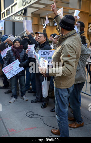 New York, NY 12/19/2018: Giallo e verde della cabina Rally tenutasi oggi di fronte al Gov. Cuomo's Midtown office. Circa 60 persone dove raccolti. Parlare fuori contro lo stato del nuovo supplemento per viaggi in Manhattan. La misura, parte di un più ampio di attribuzione di prezzi per la congestione di proposta, permetterà di aggiungere sovrapprezzi per qualsiasi yellow cab, e-grandine o altro per-noleggio veicolo viaggi che avvia, passano attraverso o alla fine di un designato "congestion zone" sotto la 96esima strada a Manhattan inizio 1 gennaio. Credito: SCOOTERCASTER/Alamy Live News Foto Stock