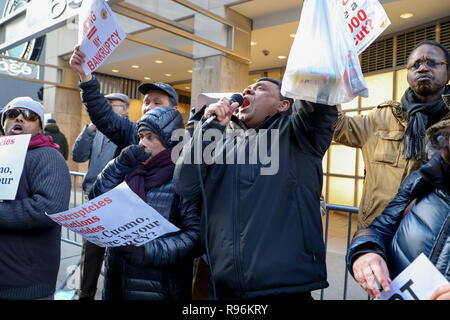 New York, NY 12/19/2018: Giallo e verde della cabina Rally tenutasi oggi di fronte al Gov. Cuomo's Midtown office. Circa 60 persone dove raccolti. Parlare fuori contro lo stato del nuovo supplemento per viaggi in Manhattan. La misura, parte di un più ampio di attribuzione di prezzi per la congestione di proposta, permetterà di aggiungere sovrapprezzi per qualsiasi yellow cab, e-grandine o altro per-noleggio veicolo viaggi che avvia, passano attraverso o alla fine di un designato "congestion zone" sotto la 96esima strada a Manhattan inizio 1 gennaio. Credito: SCOOTERCASTER/Alamy Live News Foto Stock