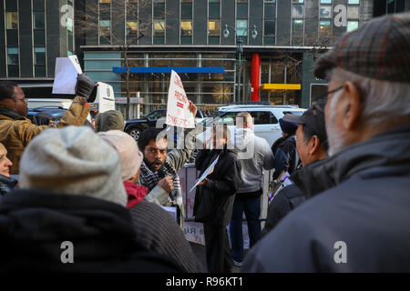 New York, NY 12/19/2018: Giallo e verde della cabina Rally tenutasi oggi di fronte al Gov. Cuomo's Midtown office. Circa 60 persone dove raccolti. Parlare fuori contro lo stato del nuovo supplemento per viaggi in Manhattan. La misura, parte di un più ampio di attribuzione di prezzi per la congestione di proposta, permetterà di aggiungere sovrapprezzi per qualsiasi yellow cab, e-grandine o altro per-noleggio veicolo viaggi che avvia, passano attraverso o alla fine di un designato "congestion zone" sotto la 96esima strada a Manhattan inizio 1 gennaio. Credito: SCOOTERCASTER/Alamy Live News Foto Stock