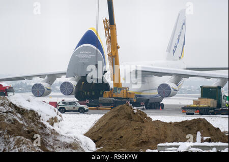 Il russo ponte aereo strategico di velivoli a getto Antonov un-124-100M Ruslan posseduto dall'Ucraina Antonov Airlines in Aeroporto Lech Walesa di Danzica in Gdansk, Polonia. 19 dicembre 2018 © Wojciech Strozyk / Alamy Live News Foto Stock