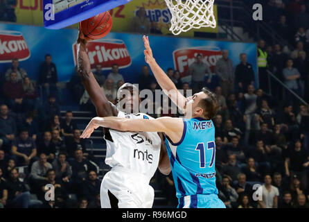 Belgrado. Xix Dec, 2018. Partizan's Bandja Sy (L) vale per un lay-up passato Ankara Metin Turen durante il round 10 corrisponde alla stagione regolare di 2018-2019 Eurocup di torneo di pallacanestro tra Partizan e Ankara a Belgrado in Serbia su dicembre 19, 2018. Partizan ha vinto 87-72 e qualificato per il top 16. Credito: Predrag Milosavljevic/Xinhua/Alamy Live News Foto Stock