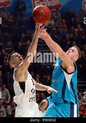 Belgrado. Xix Dec, 2018. Ankara Vladimir Stimac (R) il sistema VIES con il Partizan Vanja Marinkovic durante il round 10 corrisponde alla stagione regolare di 2018-2019 Eurocup di torneo di pallacanestro tra Partizan e Ankara a Belgrado in Serbia su dicembre 19, 2018. Partizan ha vinto 87-72 e qualificato per il top 16. Credito: Predrag Milosavljevic/Xinhua/Alamy Live News Foto Stock