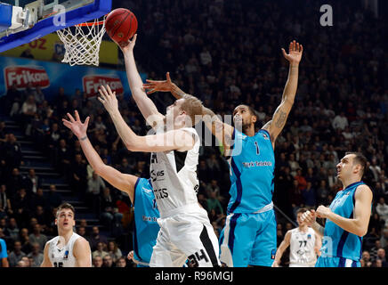 Belgrado. Xix Dec, 2018. Partizan's Jock Landale (L alto) vale per un lay-up passato Ankara Landesberg Sylven (R) superiore durante il round 10 corrisponde alla stagione regolare di 2018-2019 Eurocup di torneo di pallacanestro tra Partizan e Ankara a Belgrado in Serbia su dicembre 19, 2018. Partizan ha vinto 87-72 e qualificato per il top 16. Credito: Predrag Milosavljevic/Xinhua/Alamy Live News Foto Stock