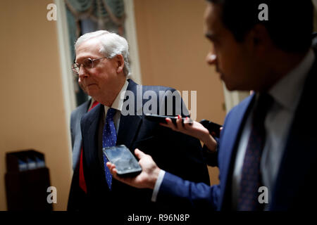 Pechino, USA. Xix Dec, 2018. Stati Uniti Il leader della maggioranza del senato Mitch McConnell (L) riceve le interviste a Capitol Hill a Washington, DC, Stati Uniti, a Dic. 19, 2018. Gli Stati Uniti Senato il mercoledì notte passata un finanziamento di ripiego bill per mantenere numerose agenzie federali finanziato fino al 8 febbraio, evitando un governo parziale arresto dopo Venerdì. Approvato in una voce voto con sostegno bipartisan in Senato, la legislazione dovrebbe essere posta in votazione giovedì. Credito: Liu Jie/Xinhua/Alamy Live News Foto Stock