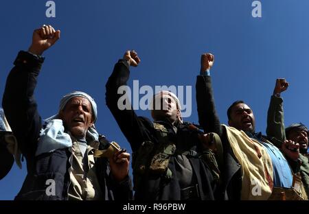 Pechino, Yemen. Xix Dec, 2018. Lo Yemen è Houthi seguaci gridare slogan durante un rally a celebrare e a supportare le Nazioni Unite-mediate il cessate il fuoco in Hodeiha., in Sanaa, Yemen, a Dic. 19, 2018. L'accordo di cessate il fuoco raggiunto tra il governo yemenita e ribelli Houthi durante l'ONU-sponsorizzato i colloqui di pace in Svezia è entrato in vigore il 17 Dic. Credito: Mohammed Mohammed/Xinhua/Alamy Live News Foto Stock