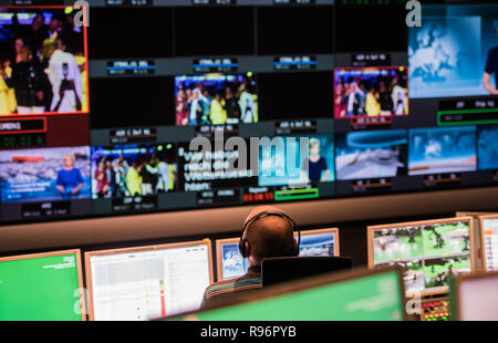 Mainz, Germania. 31 Agosto, 2018. Durante una trasmissione live, un dipendente si siede nella news di sala di controllo nella parte anteriore del monitor. La seconda televisione tedesca (ZDF) è uno dei più grandi emittenti pubbliche in Europa con sede a Mainz, la capitale della Renania Palatinato. Credito: Andreas Arnold/dpa/Alamy Live News Foto Stock