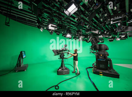 Mainz, Germania. 31 Agosto, 2018. Una camerawoman passa attraverso "inferno verde" prima della trasmissione live. La seconda televisione tedesca (ZDF) è uno dei più grandi emittenti pubbliche in Europa con sede a Mainz, la capitale della Renania Palatinato. Credito: Andreas Arnold/dpa/Alamy Live News Foto Stock