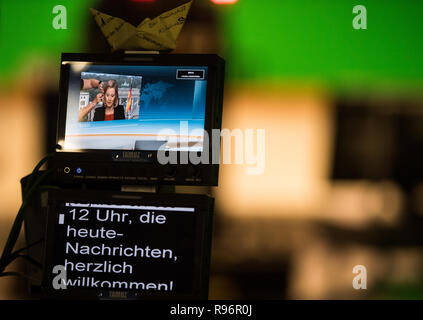 Mainz, Germania. 31 Agosto, 2018. Nicole Diekmann, ZDF capitale corrispondente, può essere visto sul monitor di una telecamera in studio. La seconda televisione tedesca (ZDF) è uno dei più grandi emittenti pubbliche in Europa con sede a Mainz, la capitale della Renania Palatinato. Credito: Andreas Arnold/dpa/Alamy Live News Foto Stock